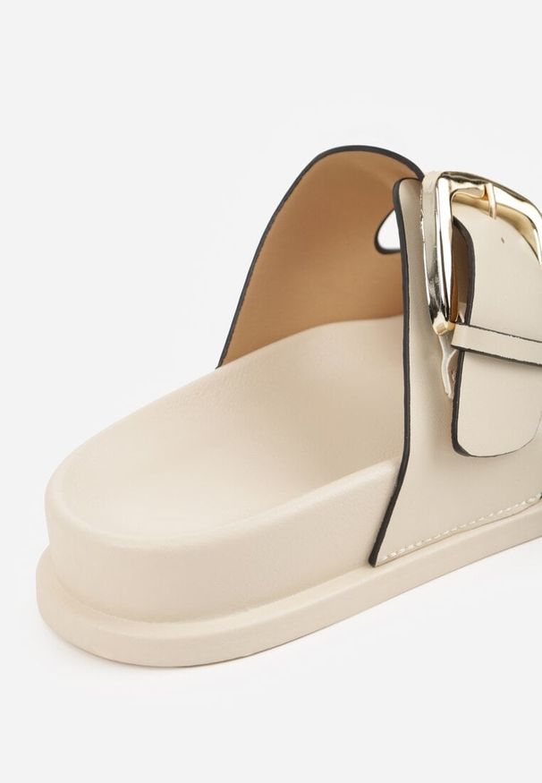 Renee - Beżowe Klapki z Metalicznymi Klamrami Aetheta. Okazja: na co dzień. Nosek buta: otwarty. Kolor: beżowy. Materiał: jeans. Sezon: lato. Styl: casual