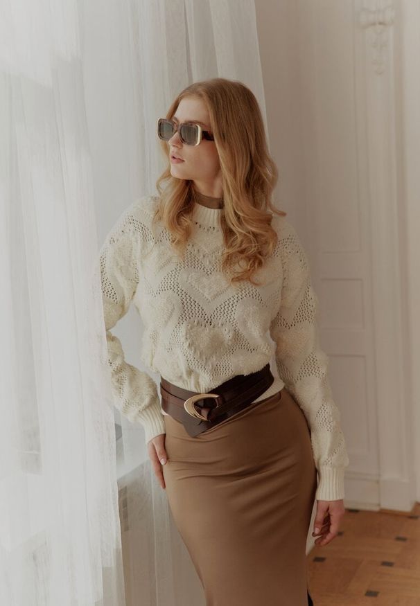 Born2be - Jasnobeżowy Sweter w Serca o Klasycznym Fasonie ze Ściągaczami Biriet. Kolor: beżowy. Materiał: wełna, bawełna. Styl: klasyczny