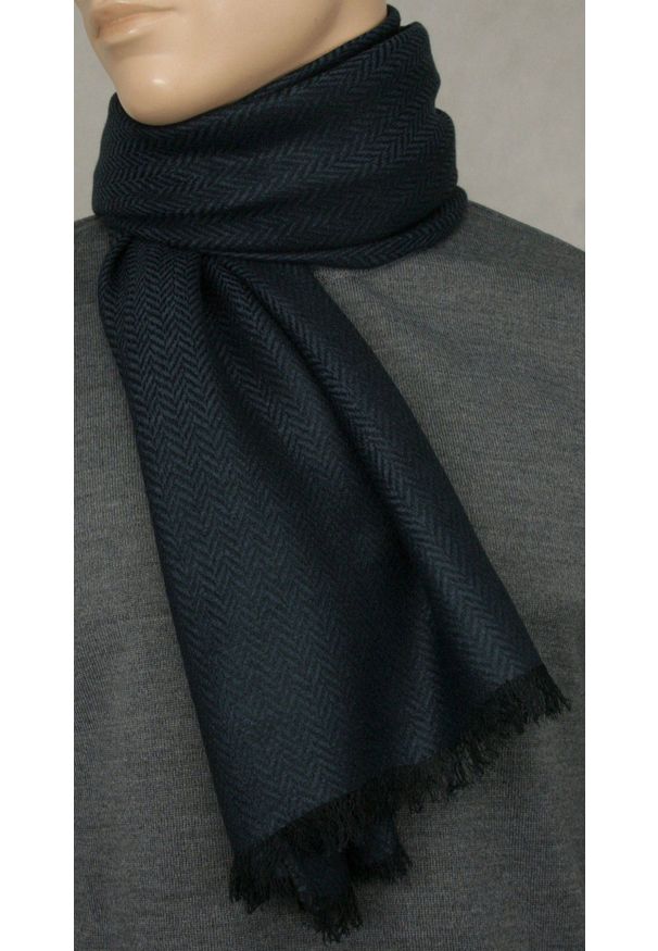 Lekki Szalik Wiosenno-Jesienny - Teer - Granatowa Jodełka. Okazja: na spacer. Kolor: niebieski. Materiał: wiskoza, poliester. Wzór: jodełka. Sezon: wiosna, jesień. Styl: elegancki