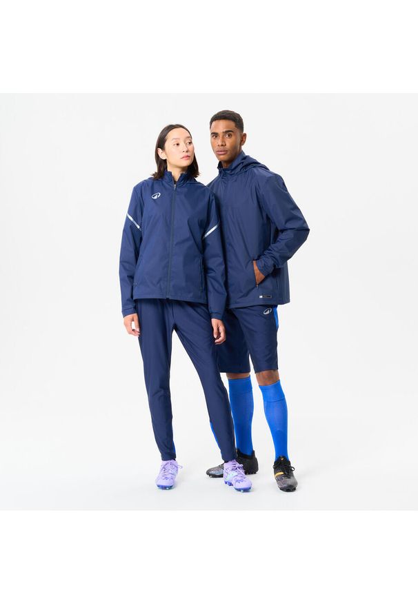 KIPSTA - Kurtka przeciwdeszczowa Kipsta Viralto Club. Kolor: niebieski. Materiał: poliester, materiał. Sport: fitness, piłka nożna