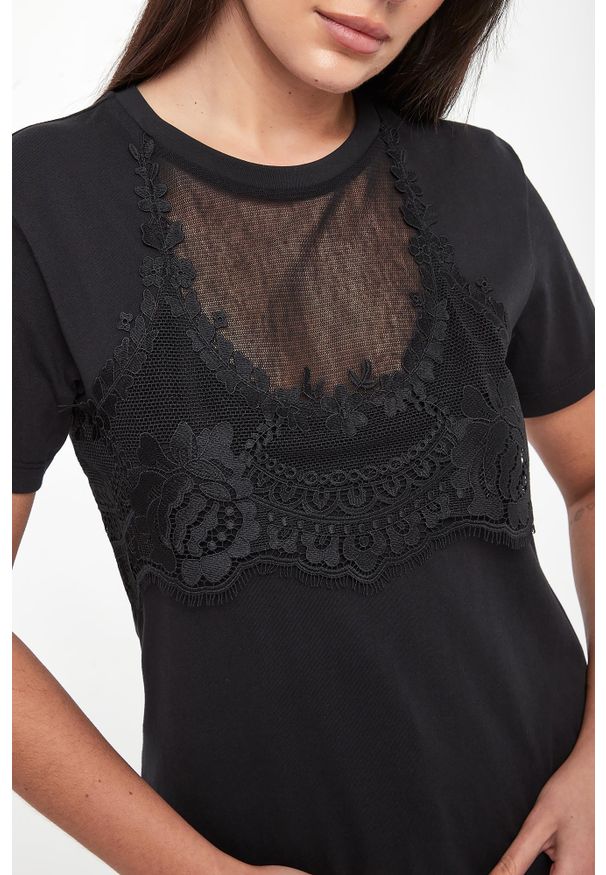 Twinset Milano - T-shirt damski z koronką TWINSET. Materiał: koronka. Wzór: koronka