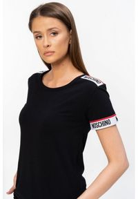 MOSCHINO Czarny t-shirt z pagonami z logo. Kolor: czarny. Materiał: prążkowany. Długość rękawa: krótki rękaw. Wzór: aplikacja