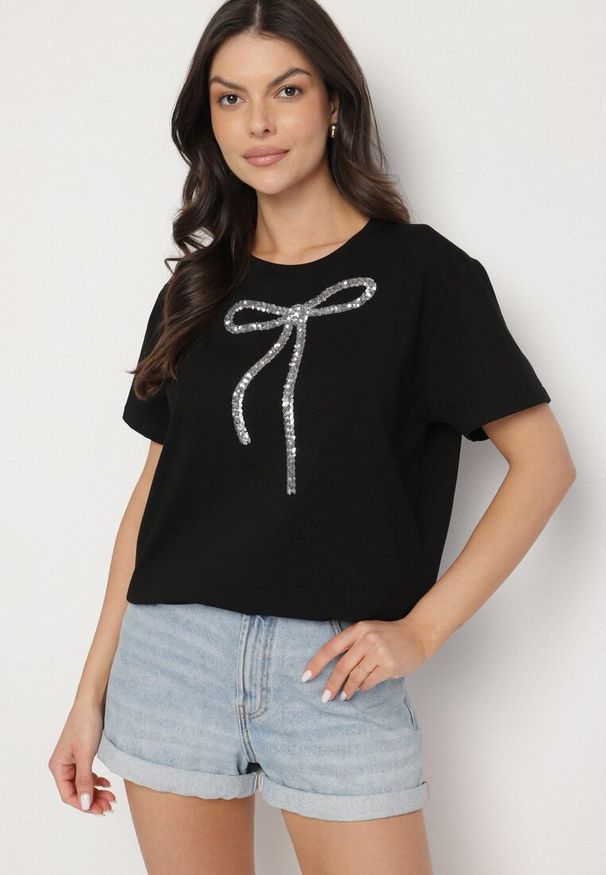 Born2be - Czarny T-shirt Oversize z Bawełny Zdobiony Kokardą z Cekinów Tenesela. Okazja: na co dzień. Typ kołnierza: kokarda. Kolor: czarny. Materiał: bawełna. Wzór: aplikacja. Styl: casual