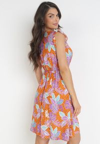 Born2be - Pomarańczowa Sukienka Mini z Gumką w Talii i Falbankami z Wiskozy Calanna. Typ kołnierza: kołnierz z falbankami. Kolor: pomarańczowy. Materiał: wiskoza. Sezon: wiosna, lato. Długość: mini #2