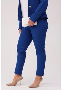 Moda Size Plus Iwanek - Eleganckie biznesowe spodnie Amelia w szafirowym kolorze PLUS SIZE XXL OVERSIZE WIOSNA. Okazja: na spotkanie biznesowe. Kolekcja: plus size. Kolor: niebieski. Materiał: tkanina, elastan, poliester, materiał. Długość: do kostek. Sezon: wiosna. Styl: biznesowy, elegancki