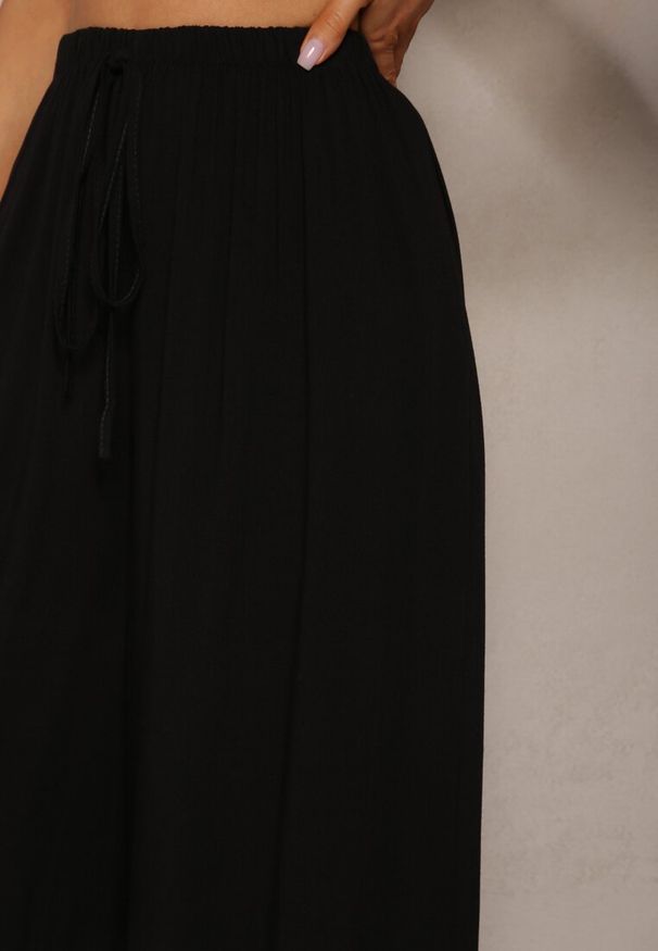 Renee - Czarne Szerokie Spodnie High Waist z Gumką w Talii Ilnena. Okazja: na co dzień, na spotkanie biznesowe, na spacer. Stan: podwyższony. Kolor: czarny. Materiał: materiał, wiskoza. Sezon: lato. Styl: biznesowy, elegancki, casual