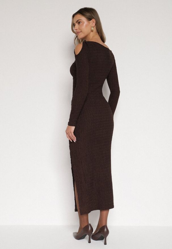 Born2be - Brązowa Dopasowana Sukienka z Metaliczną Ozdobą na Ramieniu Reilara. Kolor: brązowy. Wzór: aplikacja. Styl: elegancki