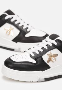 Born2be - Czarne Sneakersy z Biżuteryjną Aplikacją w Kształcie Owada Sonaria. Kolor: czarny. Wzór: aplikacja