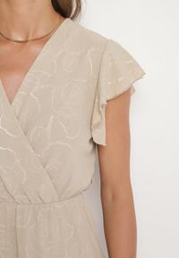 Born2be - Beżowa Kopertowa Sukienka Ozdobiona Falbanami i Paskiem Liliessa. Okazja: na co dzień. Typ kołnierza: dekolt w kształcie V. Kolor: beżowy. Wzór: aplikacja. Typ sukienki: kopertowe. Styl: klasyczny, casual, elegancki #6