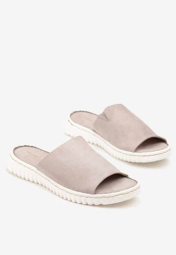 Renee - Szare Klapki Vices z Imitacji Zamszu na Podeszwie ze Żłobieniami Dorovia. Okazja: na co dzień. Nosek buta: otwarty. Kolor: szary. Materiał: zamsz. Sezon: lato. Styl: elegancki, casual