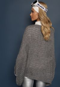 Renee - Ciemnoszary Luźny Sweter Dzianinowy w Stylu Ponczo Nattava. Okazja: na co dzień. Typ kołnierza: dekolt w łódkę. Kolor: szary. Materiał: dzianina. Styl: wizytowy, elegancki, casual #3