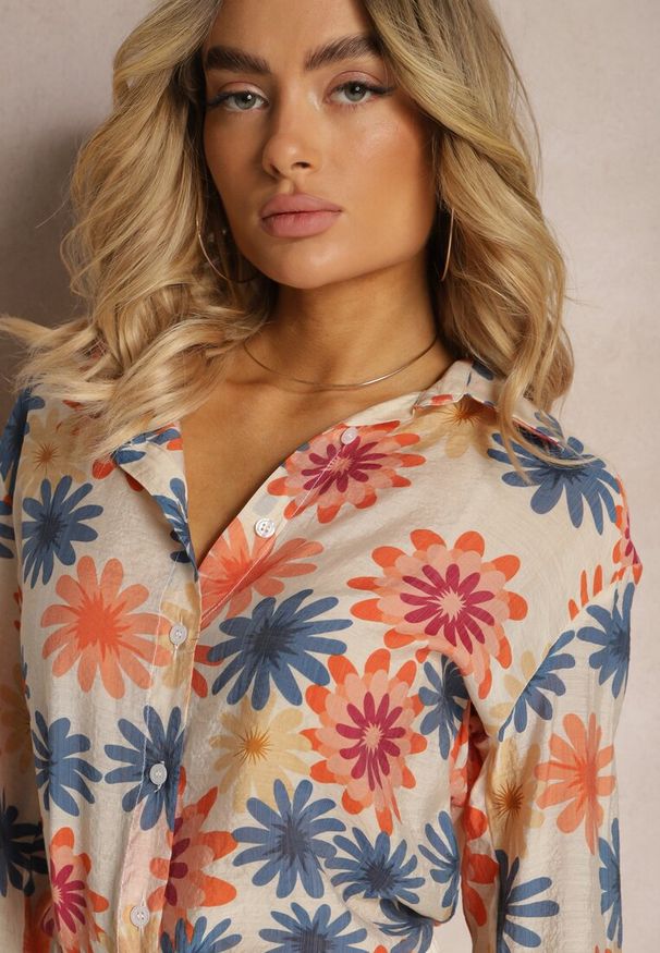 Renee - Beżowo-Niebieska Kwiecista Koszula z Długim Rękawem i Kołnierzem Zapinana na Guziki Merisa. Okazja: na co dzień, na spotkanie biznesowe, do pracy. Kolor: beżowy. Materiał: wiskoza, jeans. Długość rękawa: długi rękaw. Długość: długie. Styl: casual, biznesowy, klasyczny