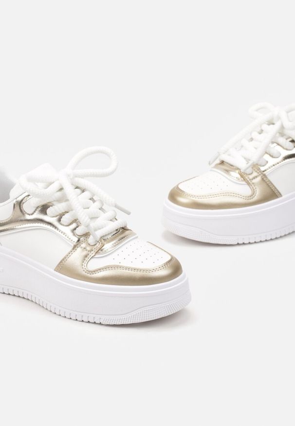 Renee - Biało-Złote Sznurowane Sneakersy na Platformie z Metalicznymi Wstawkami Arileva. Kolor: biały. Materiał: jeans. Obcas: na platformie