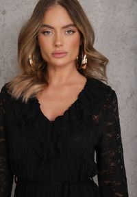 Renee - Czarna Sukienka z Koronki Zdobiona Rozszerzanymi Rękawami i Wąskim Paskiem Kylimna. Okazja: na imprezę. Typ kołnierza: kołnierz z falbankami. Kolor: czarny. Materiał: koronka. Długość rękawa: na ramiączkach. Wzór: aplikacja, koronka #5