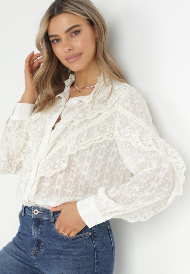 Born2be - Jasnobeżowa Koszula z Metaliczną Nitką i Wstawkami z Koronki Eevee. Kolor: beżowy. Materiał: koronka. Wzór: koronka