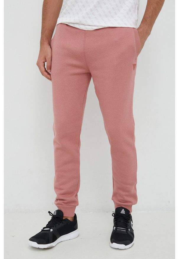 Guess spodnie dresowe kolor różowy melanżowe. Kolor: różowy. Materiał: dresówka. Wzór: melanż