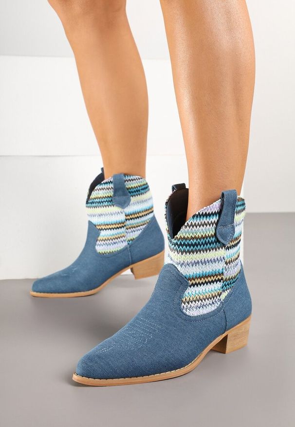 Born2be - Niebieskie Botki Kowbojki na Niskim Słupku Eleandren. Okazja: na co dzień. Nosek buta: szpiczasty. Kolor: niebieski. Materiał: jeans, skóra. Wzór: aplikacja. Obcas: na słupku. Styl: casual, elegancki. Wysokość obcasa: średni