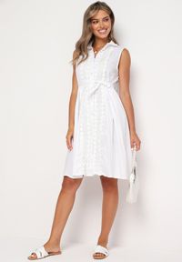 Born2be - Biała Rozkloszowana Sukienka z Bawełny o Koszulowym Kroju Wiązana w Pasie Calelia. Okazja: na co dzień. Kolor: biały. Materiał: bawełna. Typ sukienki: koszulowe. Styl: casual #4