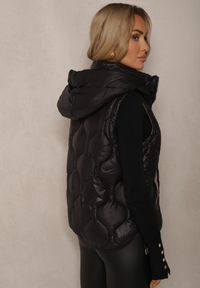 Renee - Czarna Kamizelka z Odpinanym Kapturem Ozdobnym Pikowaniem i Stoperami Liolena. Okazja: na imprezę, na spacer. Kolor: czarny. Materiał: jeans. Styl: sportowy, elegancki
