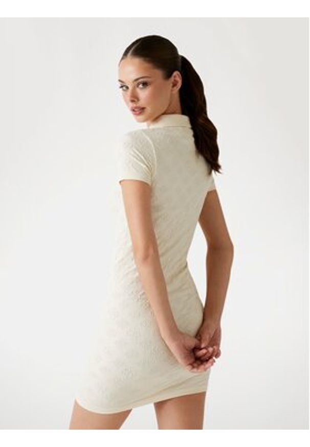 Guess Sukienka codzienna V5YK05 Z3OA0 Écru Regular Fit. Okazja: na co dzień. Materiał: syntetyk. Typ sukienki: proste. Styl: casual