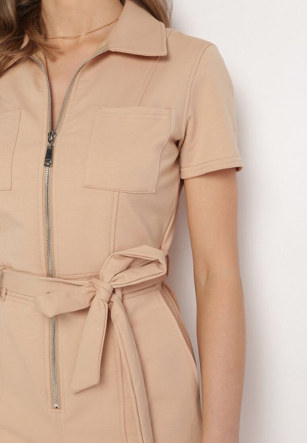 Born2be - Beżowy Bawełniany Kombinezon z Prostymi Nogawkami z Zamkiem i Paskiem w Talii Olroura. Kolekcja: dla wysokich. Kolor: beżowy. Materiał: bawełna. Długość rękawa: krótki rękaw. Długość: krótkie