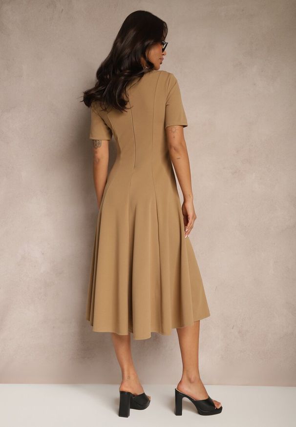 Renee - Ciemnobeżowa Sukienka Rozkloszowana o Taliowanym Fasonie Telaswena. Okazja: na wesele, na randkę, na co dzień, na ślub cywilny. Kolor: beżowy. Materiał: skóra. Styl: elegancki, casual