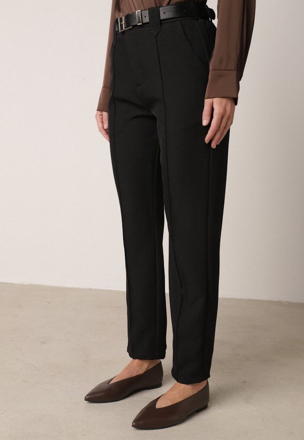 Born2be - Czarne Eleganckie Spodnie Cygaretki z Wysokim Stanem i Paskiem z Klamerką Diminas. Okazja: na co dzień. Stan: podwyższony. Kolor: czarny. Materiał: lakier. Wzór: gładki. Styl: elegancki