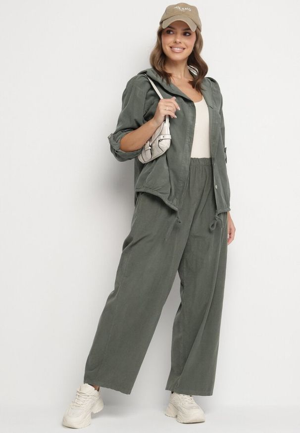 Born2be - Ciemnozielona Bawełniana Koszula z Kapturem Ściągana w Pasie Felewen. Okazja: na co dzień. Typ kołnierza: kaptur. Kolor: zielony. Materiał: bawełna. Długość rękawa: długi rękaw. Długość: długie. Styl: casual, elegancki