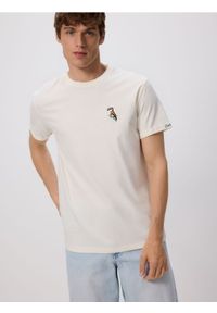 Reserved - T-shirt regular z haftem - złamana biel. Materiał: dzianina, bawełna. Wzór: haft