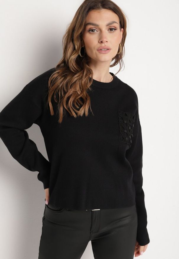 Born2be - Czarny Sweter o Pudełkowym Kroju z Ozdobną Kieszonką Seaviraen. Okazja: na co dzień, do pracy. Kolor: czarny. Materiał: jeans. Długość rękawa: długi rękaw. Długość: długie. Styl: casual, elegancki