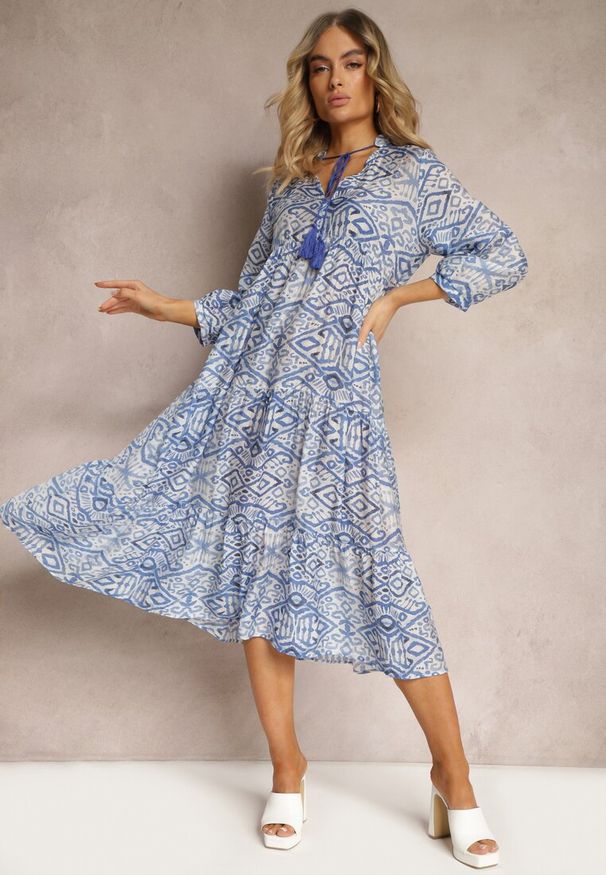 Renee - Niebieska Boho Sukienka o Rozkloszowanym Kroju z Wiązaniem przy Dekolcie i Falbankami Dimasie. Typ kołnierza: kołnierz z falbankami. Kolor: niebieski. Typ sukienki: rozkloszowane. Styl: boho