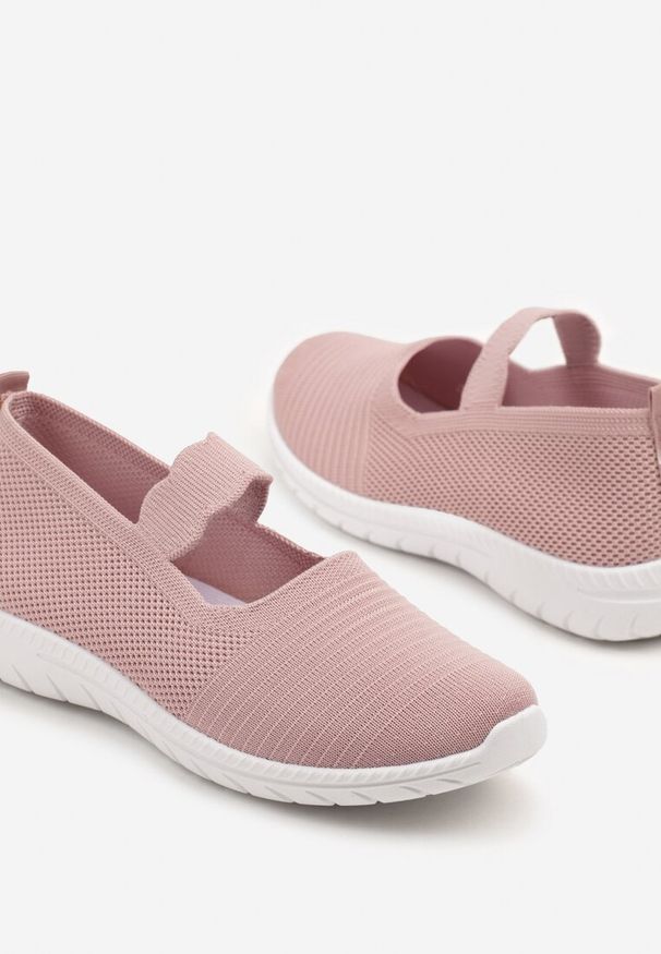 Born2be - Różowe Wsuwane Tenisówki z Ozdobnym Paskiem i Perforacją Zelsedi. Okazja: na co dzień. Zapięcie: bez zapięcia. Kolor: różowy. Materiał: jeans. Sezon: lato. Styl: klasyczny, elegancki, casual