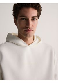 Reserved - Bluza z minimalistycznym nadrukiem - złamana biel. Materiał: bawełna, dzianina. Wzór: nadruk