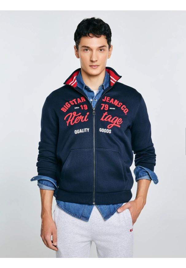 Big-Star - Bluza męska rozpinana z dużą aplikacją granatowa Shon 403. Okazja: na co dzień. Typ kołnierza: kołnierzyk stójkowy. Kolor: niebieski. Materiał: poliester, bawełna, dzianina. Wzór: aplikacja. Styl: casual