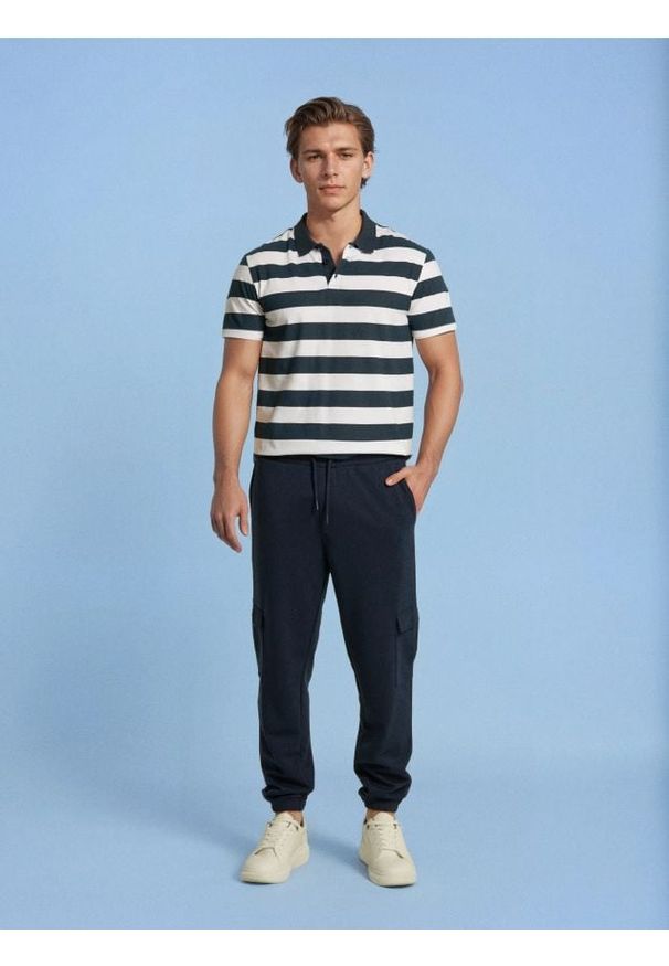 Sinsay - Spodnie jogger cargo - granatowy. Kolor: niebieski