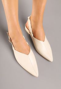 Born2be - Jasnobeżowe Sandały ze Szpiczastym Noskiem i Sprzączką Jeneliena. Okazja: na co dzień, na imprezę. Nosek buta: szpiczasty. Zapięcie: sprzączka. Kolor: beżowy. Styl: casual, elegancki, klasyczny #5