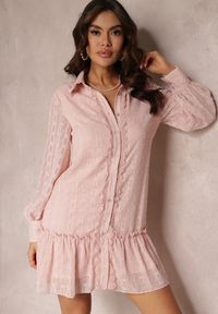 Renee - Różowa Koronkowa Sukienka Koszulowa z Falbanką Saniah. Kolor: różowy. Materiał: koronka. Wzór: aplikacja, koronka. Typ sukienki: koszulowe. Długość: mini #5