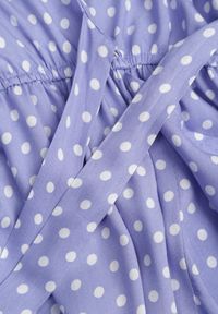 Renee - Liliowa Sukienka Boliphise. Kolor: fioletowy. Materiał: materiał, wiskoza. Wzór: nadruk, grochy. Typ sukienki: kopertowe. Styl: retro. Długość: midi #8