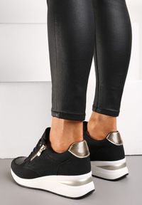Renee - Czarne Sneakersy na Koturnie Ozdobione Krótkim Suwakiem Yurgia. Kolor: czarny. Wzór: aplikacja. Obcas: na koturnie