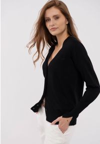 Volcano - Krótki kardigan S-VIVI. Okazja: na co dzień. Typ kołnierza: dekolt w serek, dekolt w kształcie V. Kolor: czarny. Materiał: materiał. Długość: krótkie. Wzór: haft, gładki. Styl: casual, elegancki #1