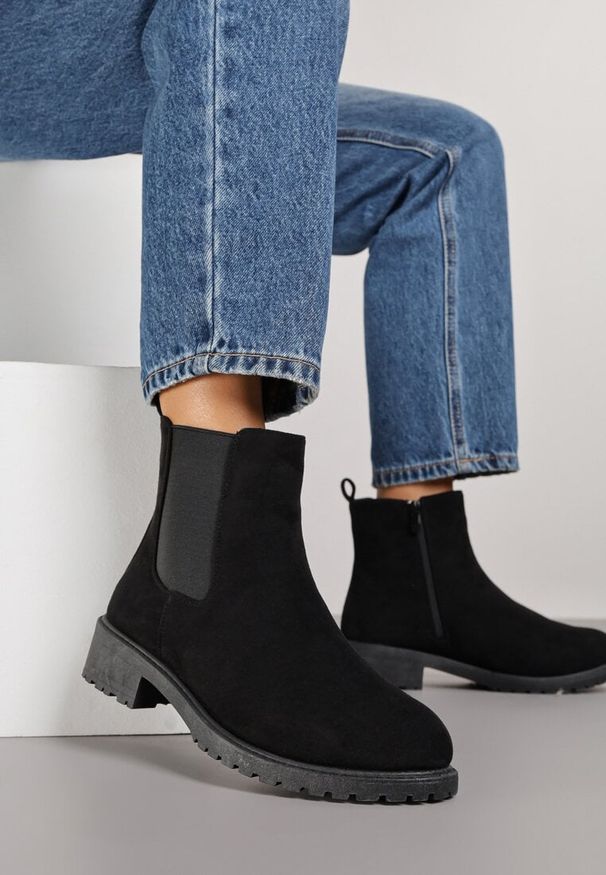 Renee - Czarne Botki Sztyblety z Imitacji Zamszu Ozdobione Elastycznym Elementem Clasina. Okazja: na co dzień. Kolor: czarny. Materiał: zamsz. Wzór: aplikacja. Styl: casual, elegancki