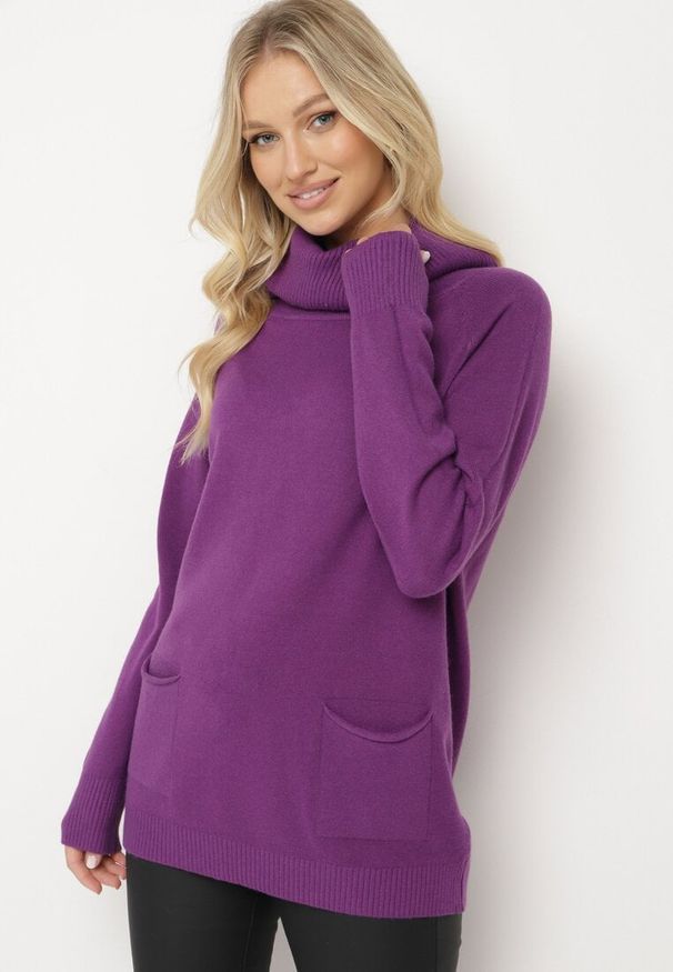 Born2be - Fioletowy Golf z Wiskozą Zdobiony Wsuwanymi Kieszonkami Viaela. Okazja: na co dzień. Typ kołnierza: golf. Kolekcja: plus size. Kolor: fioletowy. Długość: długie. Wzór: aplikacja. Materiał: wiskoza. Długość rękawa: długi rękaw. Styl: elegancki, casual