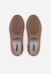 Born2be - Ciemnobeżowe Wsuwane Buty Sportowe Sneakersy z Siateczki z Elastycznymi Wstawkami Aerero. Okazja: na spacer, na co dzień, na spotkanie biznesowe. Zapięcie: bez zapięcia. Kolor: beżowy. Materiał: jeans. Sport: turystyka piesza #3