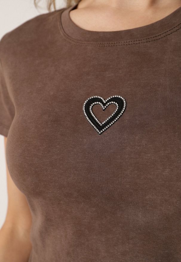 Born2be - Brązowy Bawełniany T-shirt z Cyrkoniowym Sercem Arielin. Okazja: na co dzień. Kolor: brązowy. Materiał: bawełna. Wzór: aplikacja. Styl: sportowy, klasyczny, casual