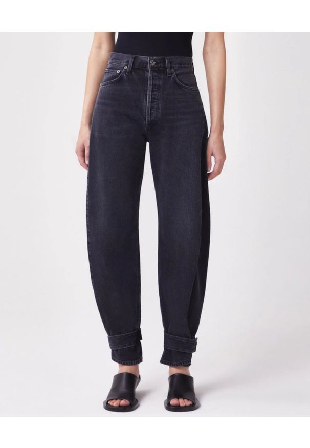 AGOLDE - Czarne spodnie jeansowe Cleo. Stan: podwyższony. Kolor: czarny