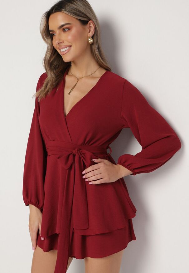 Born2be - Bordowa Kopertowa Sukienka Kombinezon Mini z Falbanką Bomina. Kolor: czerwony. Materiał: materiał