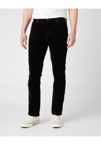 Wrangler - MĘSKIE SPODNIE SZTRUKSOWE WRANGLER TEXAS SLIM BLACK W12SEC100 112141146. Materiał: sztruks. Długość: długie. Wzór: aplikacja, prążki, napisy. Sezon: wiosna, zima, jesień