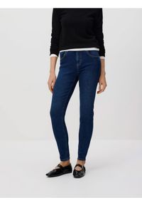 Reserved - Jeansy slim mid rise - granatowy. Kolor: niebieski