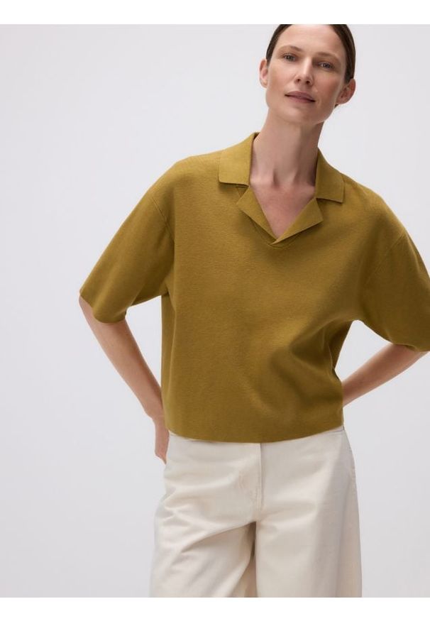 Reserved - Bluzka z kołnierzykiem - warm olive. Materiał: dzianina