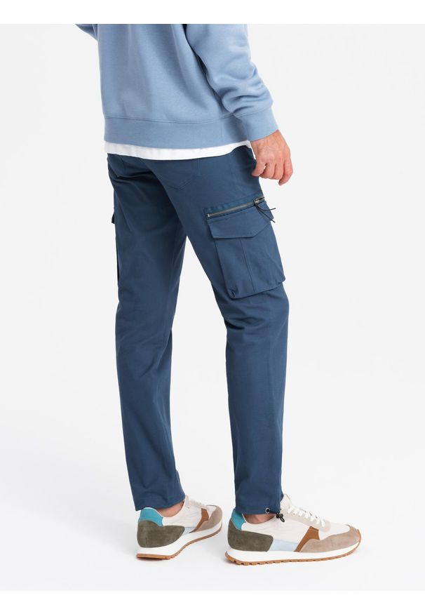 Ombre Clothing - Spodnie męskie cargo STRAIGHT LEG z trójkątnym pinem na kieszeni – ciemnoniebieskie V4 OM-PACG-0196 - XXL. Okazja: na co dzień. Kolor: niebieski. Materiał: bawełna, materiał, elastan. Wzór: gładki. Styl: elegancki, casual